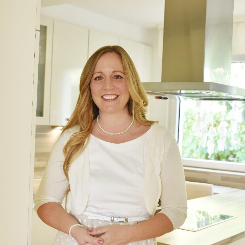 Anna Gloux in einer modernen Küche – Immobilienberatung mit Stil
