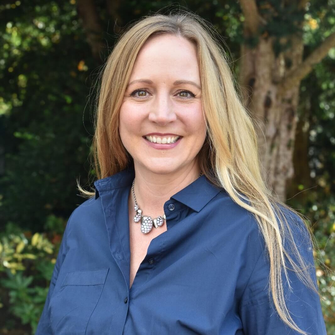 Anna Gloux im Garten – Immobilienservice mit natürlicher Ausstrahlung