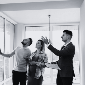 Hausbesichtigung mit Makler – Paar betrachtet Details eines Hauses.